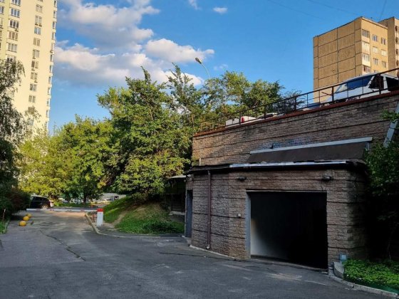 Продам паркомісце 15 кв.м вул.Велика Китаївська, 10-А.