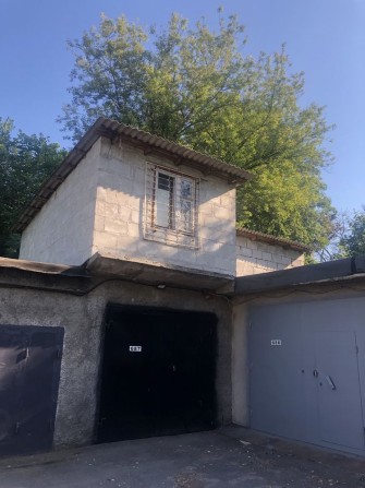 Продам гараж на 2 машины угловой,3этажа - фото 1