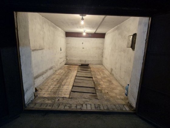 Гараж в підземному рівні з ямою