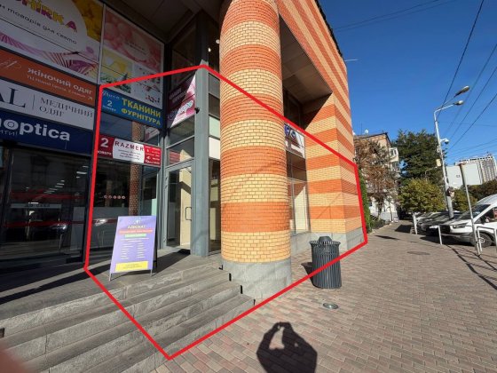 Нове Магазин в ТЦ "Новий центр" вікна на червону лінію, є можливість зробити окремий вхід. гарний а