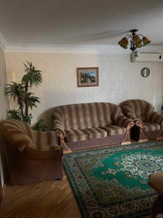 Простора 2-к 62м.3 станції метро в пішій доступності. - фото 1