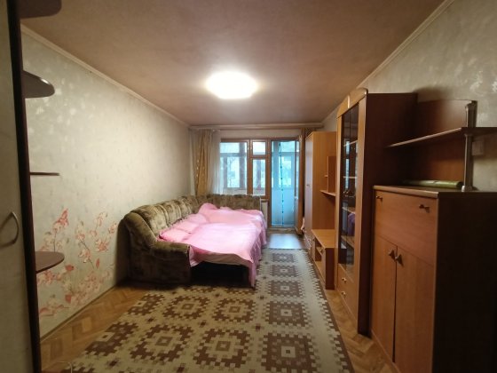 Довготривала оренда 1 кімнатної квартири на 3 поверсі з 5, в середині будинку, вікна виходять на пів