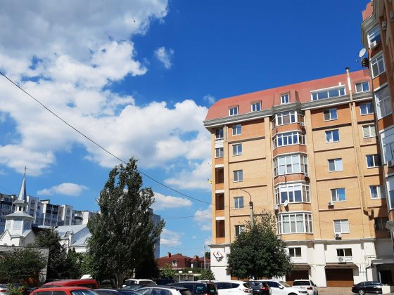 1 кімната, центр, елітний будинок. 2й поверх. Без посередників. Черкаси