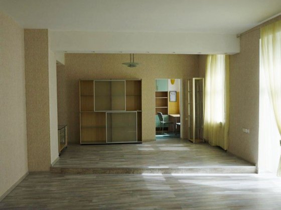 Центр,р-н Площа,"Україна",оренда 3-кімн.сталінка. Чернигов