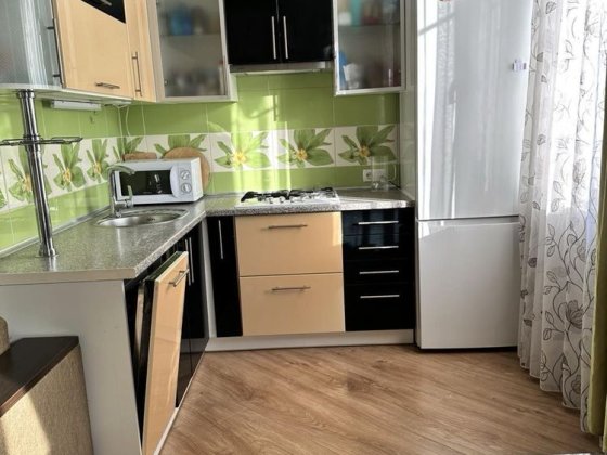 Оренда 2- кім квартири по вул. Театральній 7 ( сталінка) на піврокур 15000 тис грн +комун