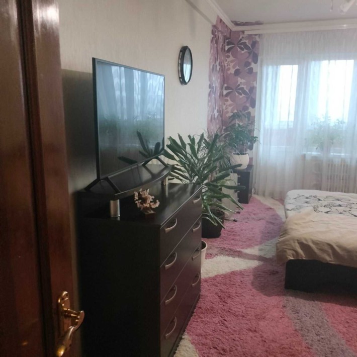 Сдается 3-х к. кв. в хорошем состоянии по ул. С. Синенко (Кремлевская), первая линия - фото 1