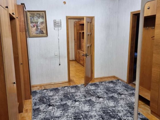 м. Київ,  2 хвилини від метро Харківська, пр. Бажана ,здається в оренду трикімнатна квартира.