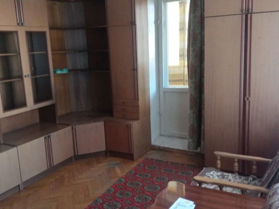 Задам 3-кімнатну Дніпровський р-н Воскресенський(Перова б-р) пр-т 56.