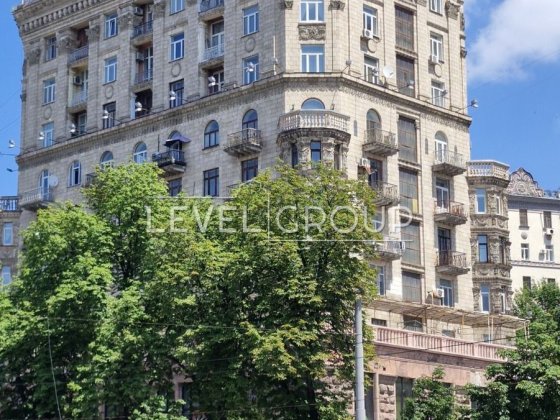 Пропонується в оренду розкішна 4-кімнатна квартира площею 150 м² у самому серці столиці — на вул. Хр Киев