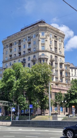 Пропонується в оренду розкішна 4-кімнатна квартира площею 150 м² у самому серці столиці — на вул. Хр - фото 1