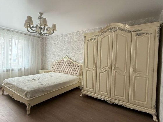 Сдам в аренду квартиру на Оболоне 80 кв.м .Генератор, лифт, тепло.