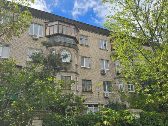 Метро Дарниця, продаж квартири, сталінка, без комісії. Укриття в будинку.