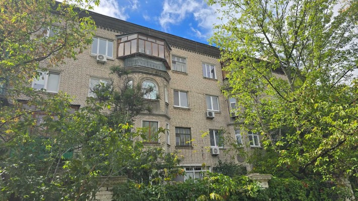 Метро Дарниця, продаж квартири, сталінка, без комісії. Укриття в будинку. - фото 1