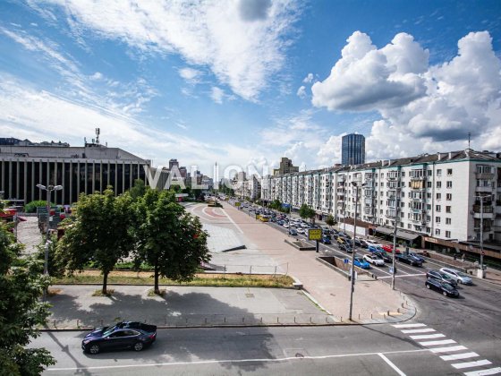 Метро палац Україна, вул Коновальця 3 .  Продаж 2х квартири 61.2 кв. Без %