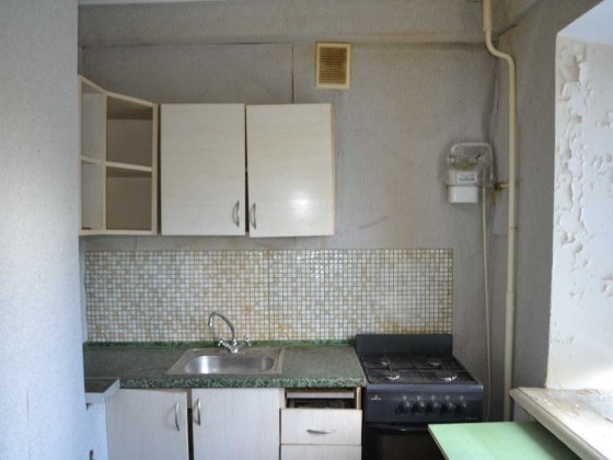 Продаю 3х кім. Дехтярівська 58  під ремонт, 3/9, недалеко  від  метро