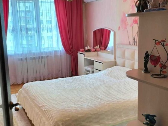 Продам  трьохкімнатну квартиру з ремонтом та меблюванням