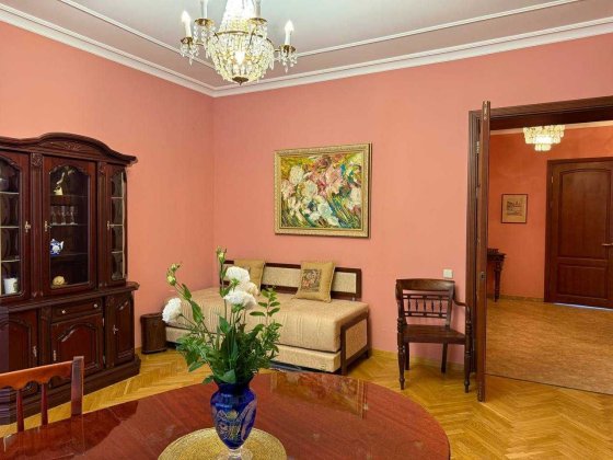 Продаж 2-кімнатної квартири у серці урядового кварталу — пров. Виноградний, 4
