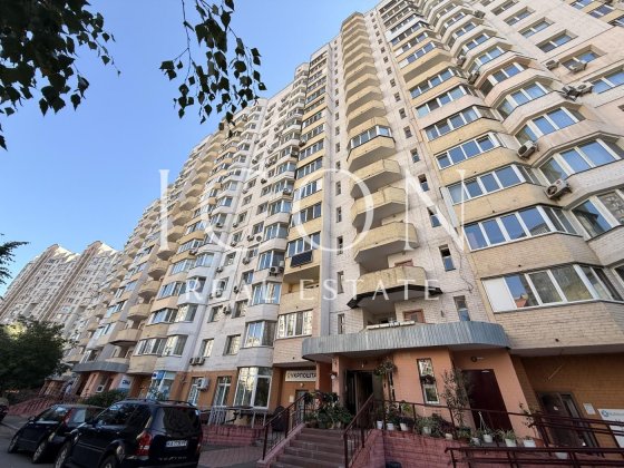 БЕЗ% Продаж великої квартири по вулиці Анни Ахматової 35