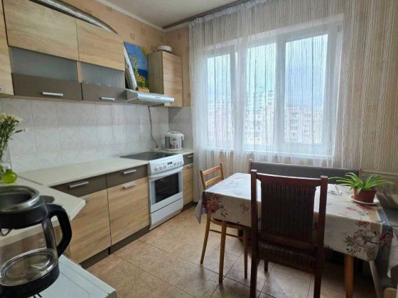 2к. Вербицького,14-А Продається з меблями та побутовою технікою.