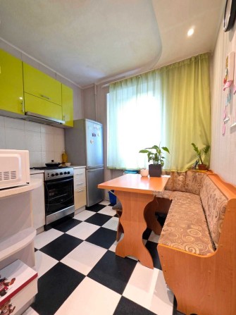 Продам 1 кім. кв. 32 кв.м, вул.Будівельників, 5, Дарниця, Соцмісто - фото 1