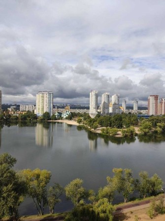 Продам 1-кімнатну квартиру з панорамним видом на озеро  вул. Березняківська, 30 - фото 1