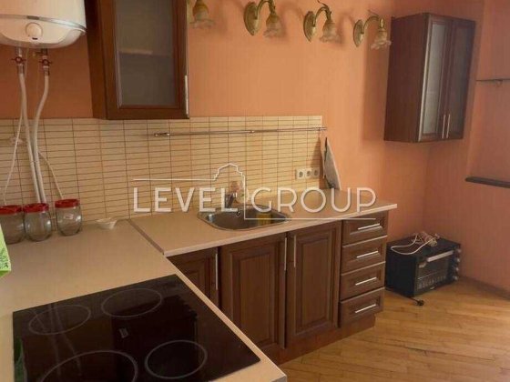 Продаж двокімнатної квартири на  Ревуцького 42Б з коморою на поверсі  65 м  метро Харківська