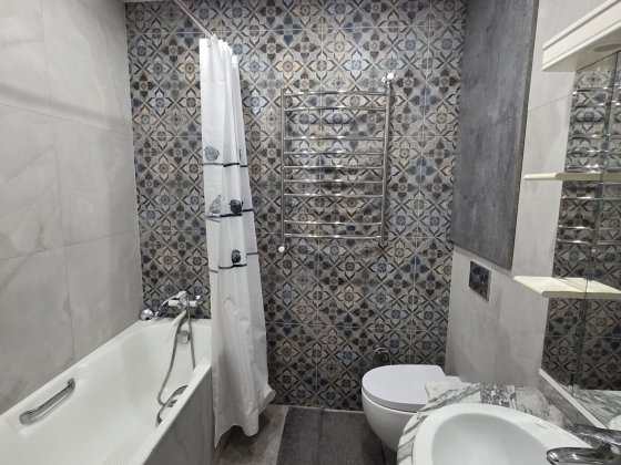 Власник  Продаж 3к   10 хв пішки до метро, 2 поверх, стіни цегла  70см