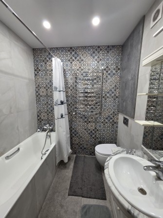 Власник  Продаж 3к   10 хв пішки до метро, 2 поверх, стіни цегла  70см - фото 1