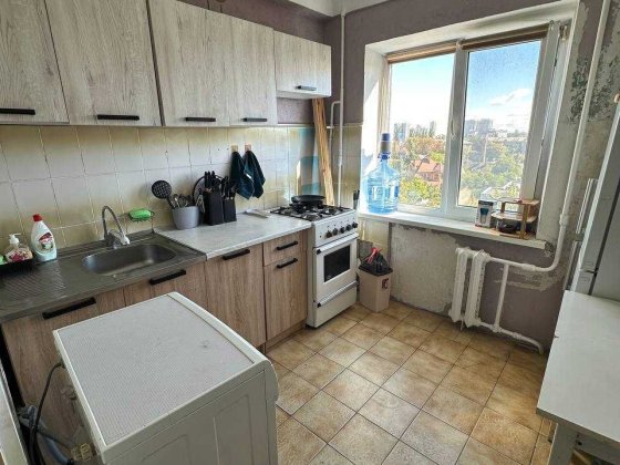 Продам трикімнатну квартиру в жилому стані (чешка), метро Нивки 5-7 хвилин, ДЕРЖПРОГРАМИ