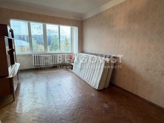 Продається 2-кімнатна квартира по вул. Велика Васильківська 145/1 поруч з ст. метро Либідська.
