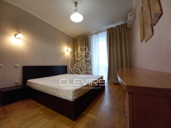 Продаж 2к квартири у самому серці Києва. Вулиця Тарасівська 3, метро Університет, ботанічний сад нав
