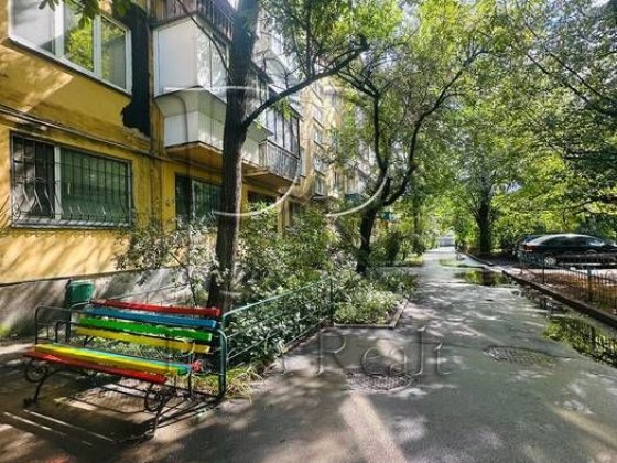 Продаж 2 кімн. квартири за адресою бульвар Верховної Ради 18А метро Дарниця Чернігівська