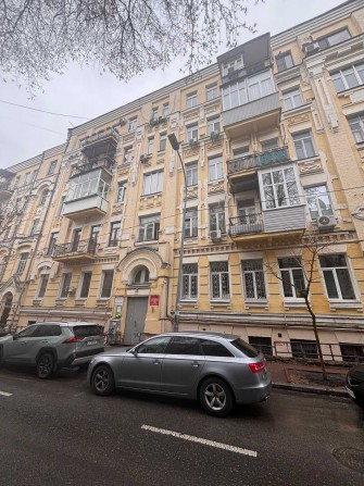 Продам 1 кімнатну квартиру в історичному центрі Києва.  Стрілецька, 7/6 - фото 1