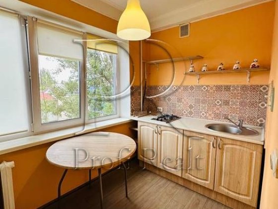 Продаж 2 кімн. квартири за адресою Чорних Запорожців 18