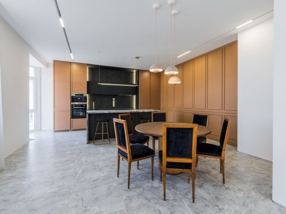 Продам 4-к квартиру(226м2)з авторським ремонтом