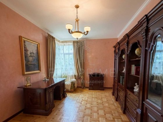 Продаж 4 кімнатної квартири у класичному стилі ЖК Хвиля / Волна