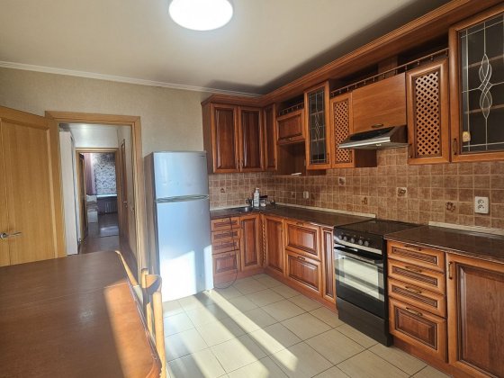 Продам світлу 3к квартиру вул.Милославська, Троєщина.