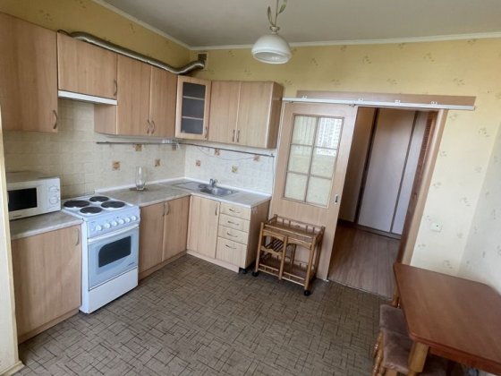 Продаж вул. Мілютенка, 28в, простора 1 к.кв. 52 кв.м