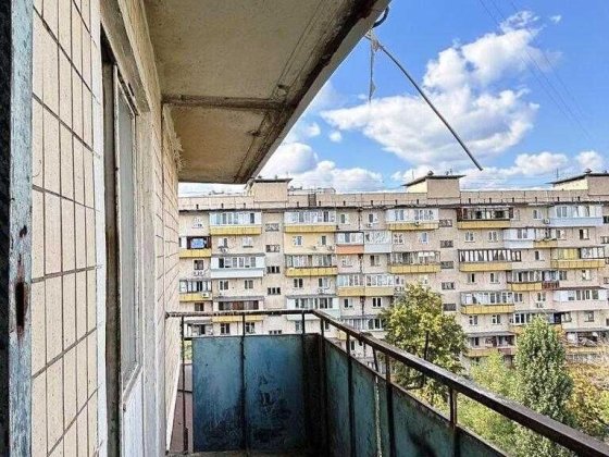 Терміново! Продаж 2-кімнатної квартири (чешка) біля метро. Торг!