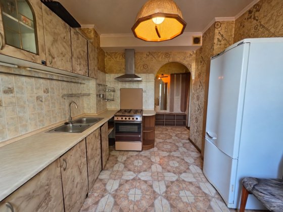 3-кімнатна квартира 76 м² на Троєщині — $60 000 | під ремонт | 1 поверх | газ Киев