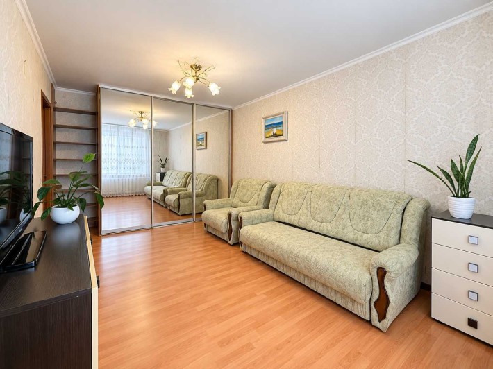 продаж 2 к Івасюка 13 а, ст м Оболонь 10 хв, поруч парк ГАЗ Наталка БЕЗ НАЛ ТАК - фото 1