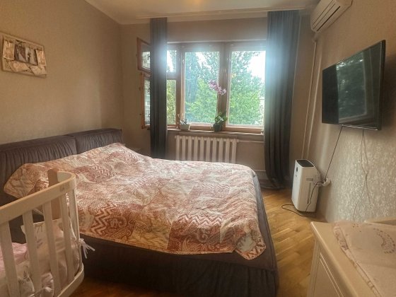 вулиця МРІЇ, 18 Г, 3-х кімнатна квартира, серії КТ, з ремонтом, метро Нивки .