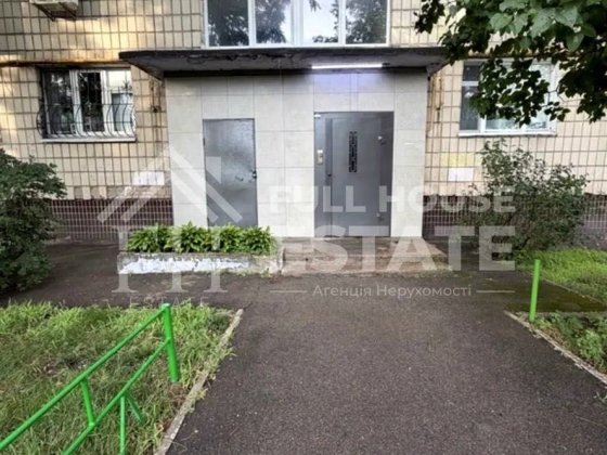 Продам квартиру без ремонту на Чернігівській. Метро 15 хв пішки.