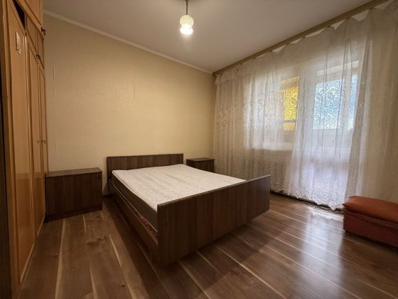 Продам 3-х кімнатну квартиру біля метро, вул. Академіка Єфремова,4