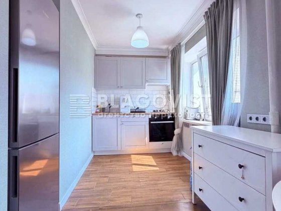 Продаж 1-кімнатної квартири 30,2м2 вул.Кирилівська 115/3 Куренівський парк