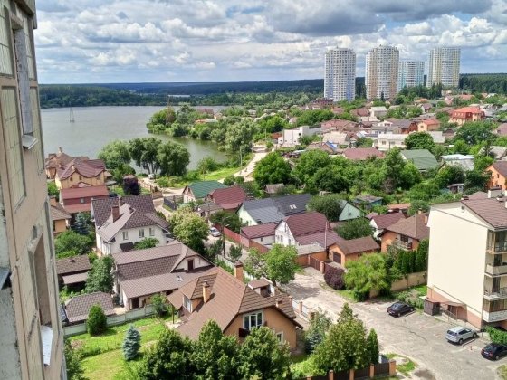 Власник продає 4 кімнатну квартиру в спальному,тихому районі Києва.