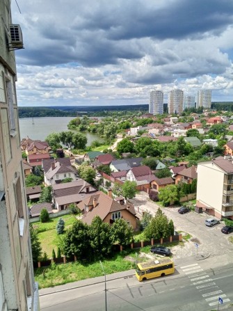 Власник продає 4 кімнатну квартиру в спальному,тихому районі Києва. - фото 1