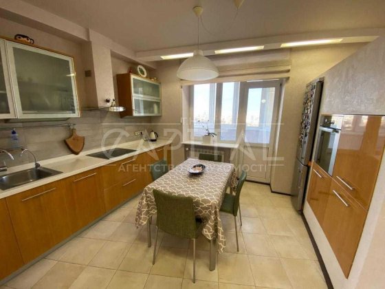 Продаж 3 кімнатна квартира в Солом'янському районі, вул. Амосова 2 Генератор