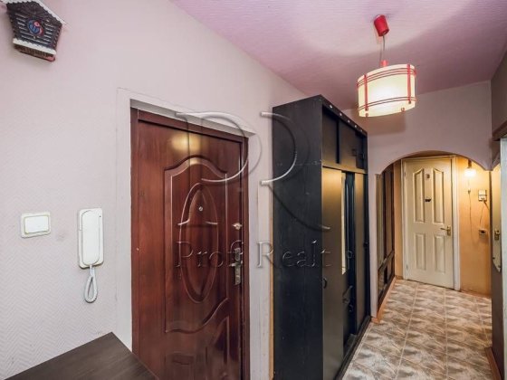 Продаж 2 кімн. квартири  на Виноградарі за адресою просп. Г.Гонгадзе 18