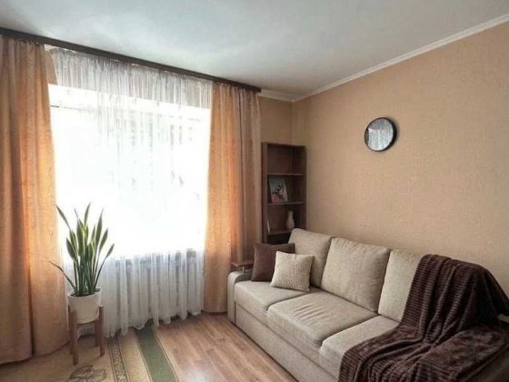 Продаж квартири в гуртожитку, площа Т. Шевченка, Хороша інфраструктура, Мінімальне оформлення, Серти
